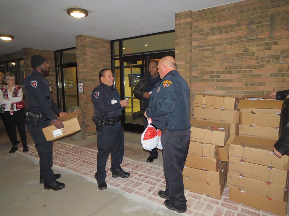 CPD Officer Schulte handing out the turkeys.