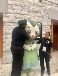 Community Relations spent a few hours at the Cleveland Public Library’s Main Branch interacting with the kids attending Ideastream’s Be My Neighbor event! Our officers handed out gifts and ice cream courtesy of the Cleveland Police Foundation and Cops for Kids.